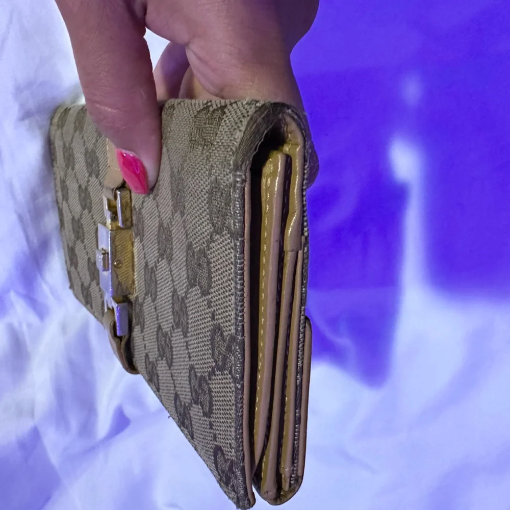 Authentic Gucci Bifold Wallet. - Picture 3 of 11